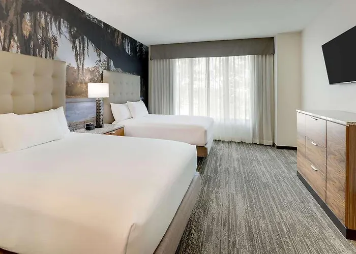 Drury Plaza Hotel *