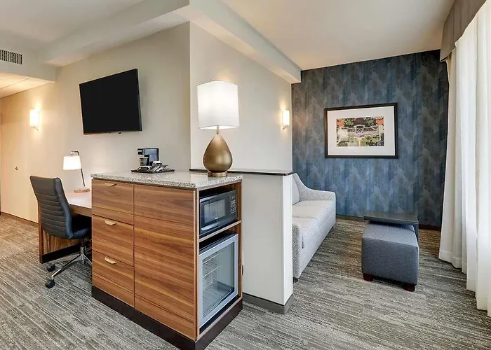 Drury Plaza Hotel *